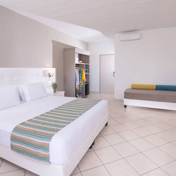 Double room with king-size bed, a daybed, and light-colored furnishing
